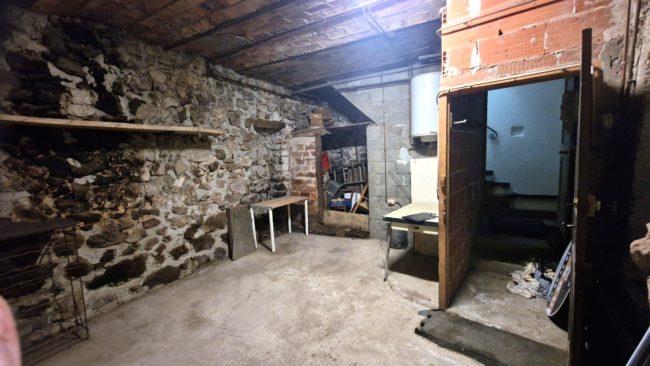 Cave maison à vendre à Saint-Nazaire-le-Désert en Drôme Provençale – espace de stockage