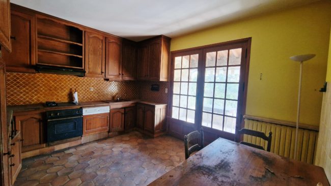 Grande maison à rénover de 231 m² avec 5 chambres et terrain constructible à Dieulefit
