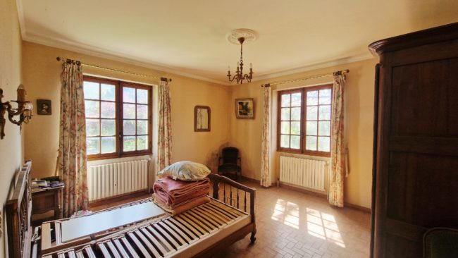 Grande maison à rénover de 231 m² avec 5 chambres et terrain constructible à Dieulefit