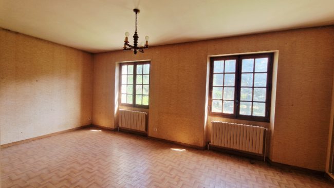 Grande maison à rénover de 231 m² avec 5 chambres et terrain constructible à Dieulefit