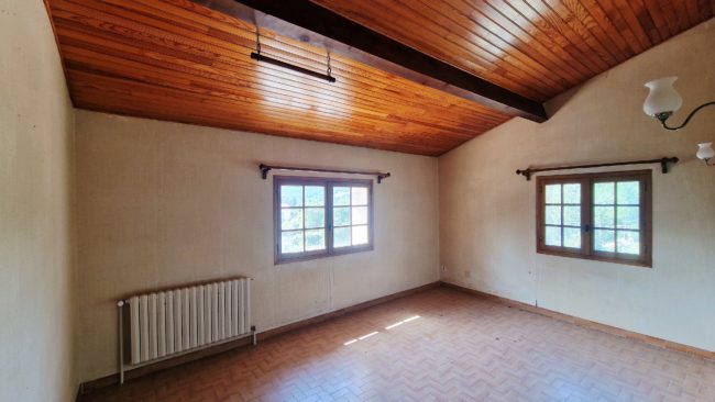 Grande maison à rénover de 231 m² avec 5 chambres et terrain constructible à Dieulefit