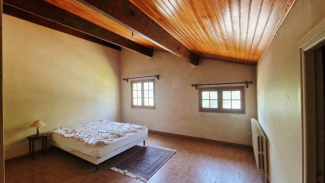 Grande maison à rénover de 231 m² avec 5 chambres et terrain constructible à Dieulefit