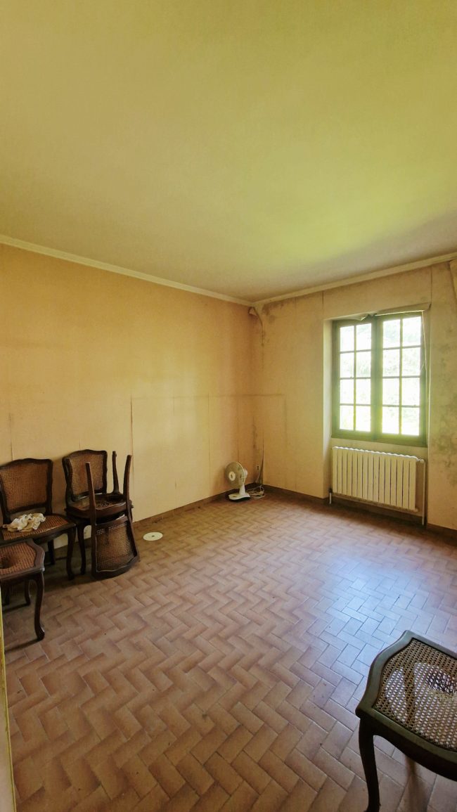 Grande maison à rénover de 231 m² avec 5 chambres et terrain constructible à Dieulefit