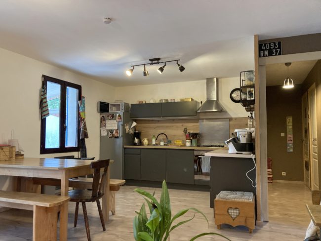 Cuisine et séjour d’une maison vendue au Poët-Laval par Laurent Vasseur Immobilier