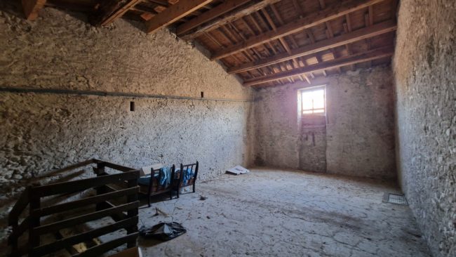 Immeuble avec local commercial et 3 appartements à Bourdeaux