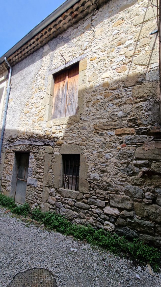 Immeuble avec local commercial et 3 appartements à Bourdeaux
