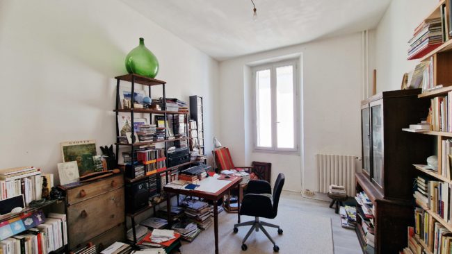 Bureau situé dans l’immeuble à vendre à Bourdeaux