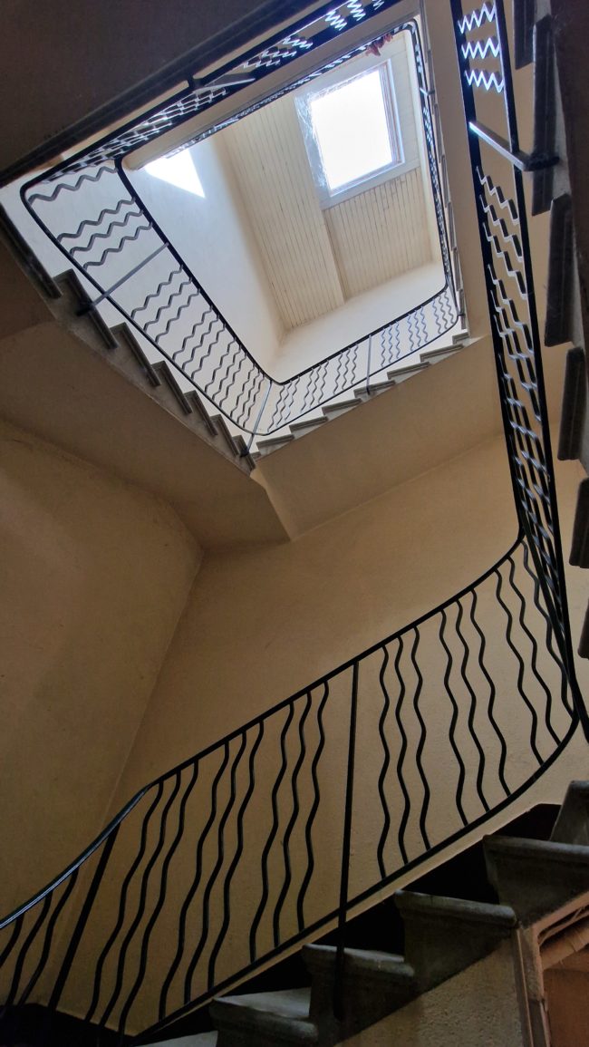 Cage d’escalier intérieure de l’immeuble à Bourdeaux