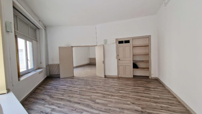 Local commercial de 56 m² dans l’immeuble à Bourdeaux