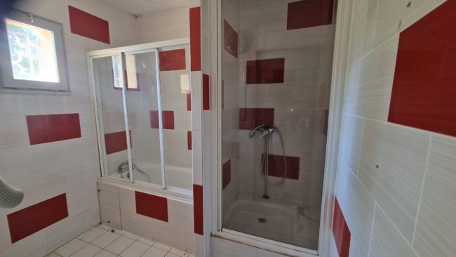 Ensemble immobilier de 493 m² composé de 4 bâtiments sur 9 150 m² à Bourdeaux