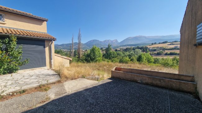 Vue depuis le centre de l’ensemble immobilier sur les différents bâtiments à Bourdeaux