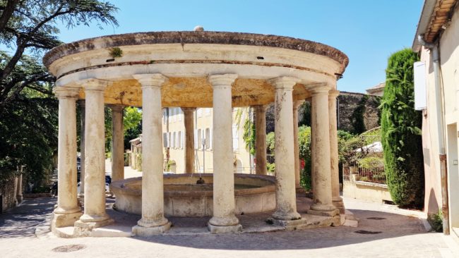 Lavoir circulaire du village de Grignan en Drôme Provençale